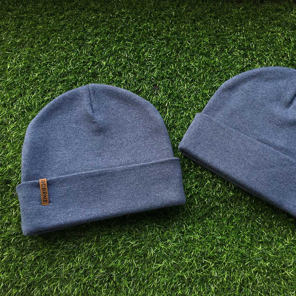 Produktbild der extragroßen Beanie Mützen von BigBrains Co. Zwei Mützen liegen auf einer Kunstgrasoberfläche.