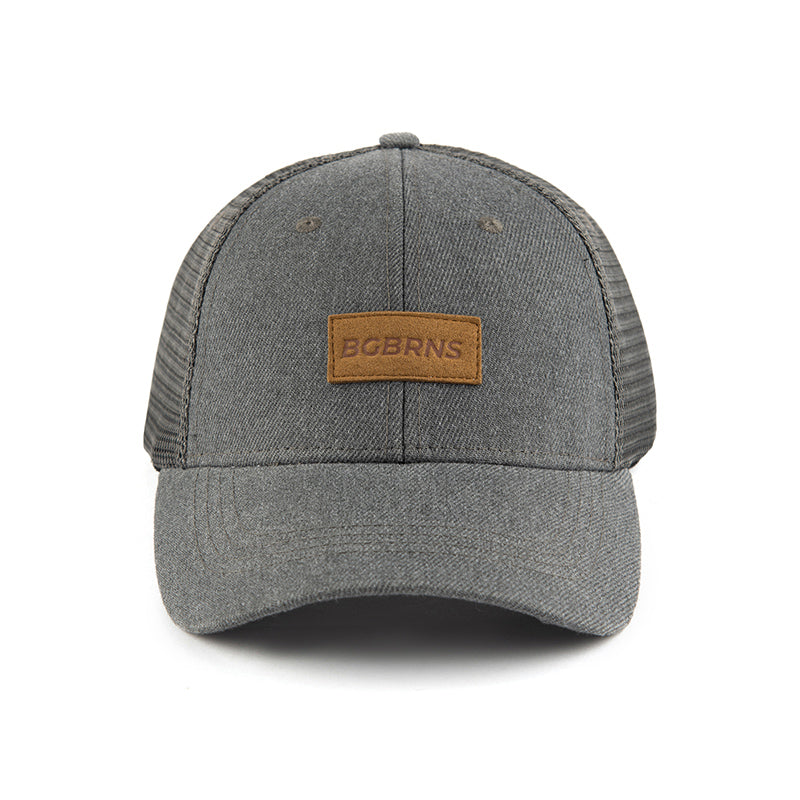 Vorderansicht der extragroßen Trucker Cap von BigBrains Co. Das Wildleder Patch auf der Cap zeigt das Logo "BGBRNS".