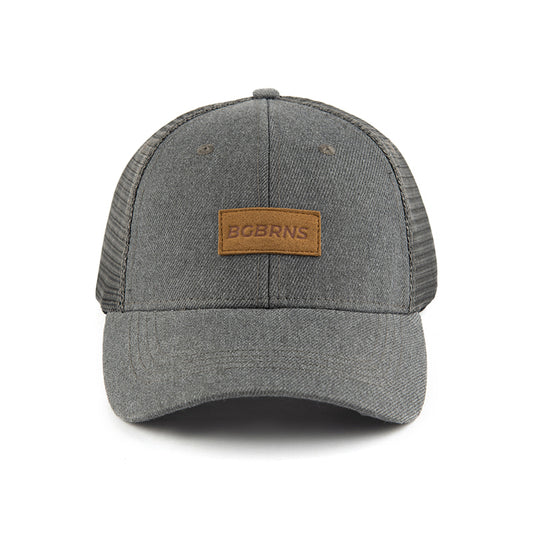 Vorderansicht der extragroßen Trucker Cap von BigBrains Co. Das Wildleder Patch auf der Cap zeigt das Logo "BGBRNS".