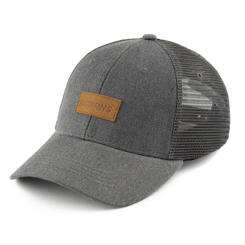 Ansicht schräg von der Seite auf die graue XXL Trucker Cap von BigBrains Co.