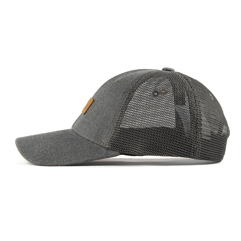 Seitenansicht auf die BigBrains Trucker Cap für große Köpfe von der linken Seite.