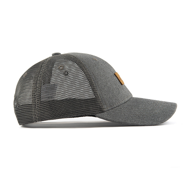 Seitenansicht auf die rechte Seite der grauen BigBrains Trucker Cap für große Köpfe.