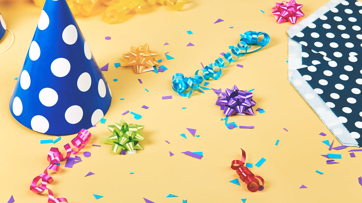 Bild mit Partyhut und Konfetti um die Neuerungen im BigBrains Co. Onlineshop zu feiern. 