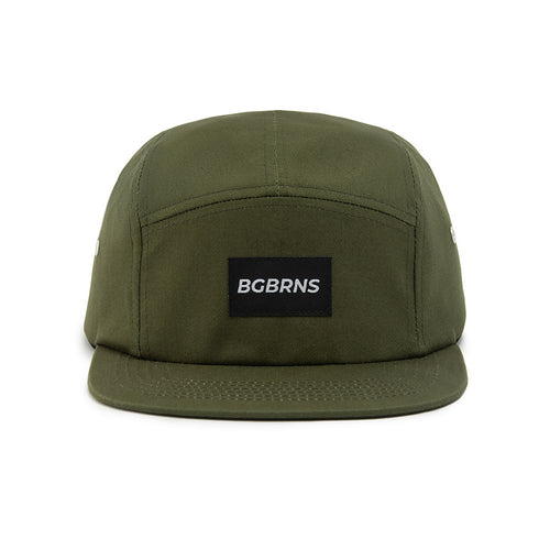 Extragroße olivgrüne Fivepanel Cap mit BGBRNS Patch in schwarz auf der Vorderseite.