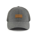 Vorderansicht der extragroßen Trucker Cap von BigBrains Co. Das Wildleder Patch auf der Cap zeigt das Logo "BGBRNS".