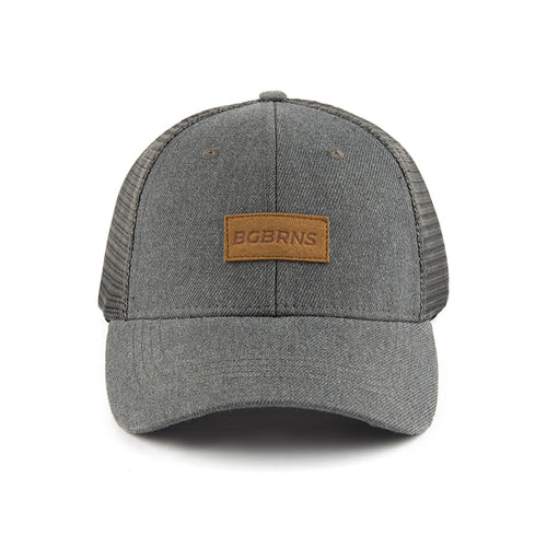 Vorderansicht der extragroßen Trucker Cap von BigBrains Co. Das Wildleder Patch auf der Cap zeigt das Logo "BGBRNS".